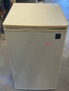 General Electric Mini Refrigerator 19&rdquo;x20&rdquo;x35&rdquo;