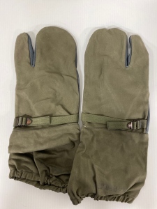 German Shooter’s Mittens With Trigger Finger