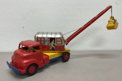 Wyandotte Sturdy Construction Co. Metal Toy Truck W/ Clam Shell Bucket #102 (1952 Only)