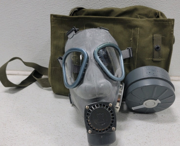 Military Gas Mask W/ Carrying Case