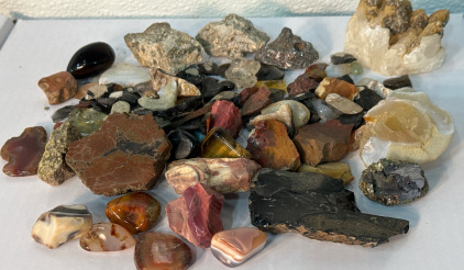 Small Box Of Rock Specimens Including Agate, Obsidian, Jasper, Pyrite, Quartz Crystal Cluster & More