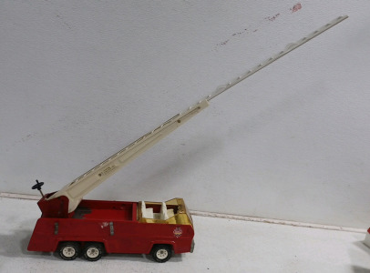 (1) Tonka Firetruck w/ Raising Ladder