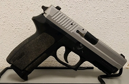 Sig Sauer SP2022 9mm Semi Automatic Pistol W/Case