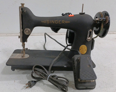(1) Vintage Singer Sewing Machine - Good Condition!