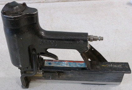 (1) SENCO Pneumatic Nail Gun