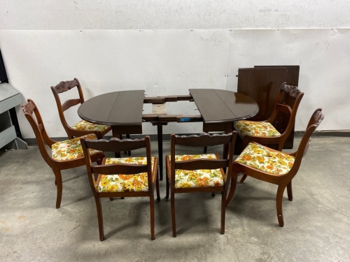 Dining Table With Extra Leafs and (6) Chairs