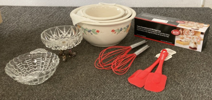 (3) Bowls, (2) Whisks, (2) Spatulas, 5 Piece Resealable Jar Set With Wood Crate, Glass Bowls