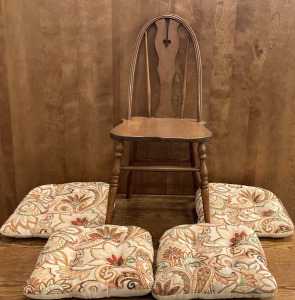 Accent Chair & 4 Decorative Chair Cushions