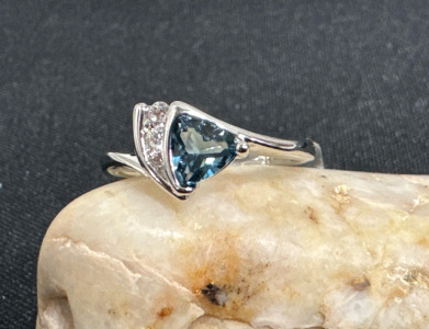 (1) Faceted Aquamarine Trillion Cut .925 Sterling Silver Ring (Size 8)