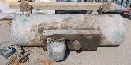 (1) Giant Compressor Tank on Wheels