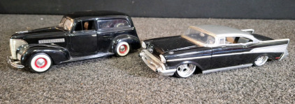 (1) JADA 1939 CHEVY SEDAN 1/24 DIECAST MODEL CAR, BLACK & (1) JADA 1957 CHEVY BEL AIR 1/24 DIECAST MODEL CAR, BLACK