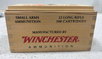 (1) Winchester Ammunition Wooden Box with 500x 22 along Rifle Cartridges Ammunition