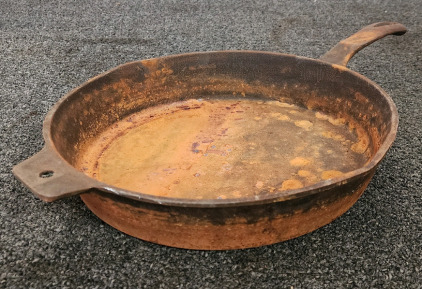 Cast Iron Skillet- Avid Outdoor 13"