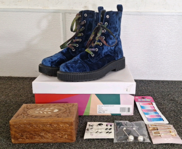 (1) PAIR OF KATY PERRY THE GIA CRUSHED BLUE VELVET BOOTS LACE UP UP WITH ZIPPERS WOMEN'S SIZE 9 & MORE