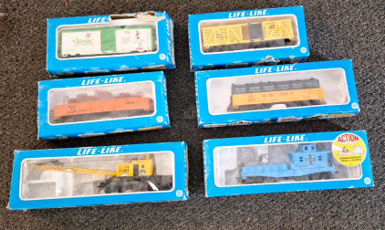 (6) MODEL TRAIN CARS