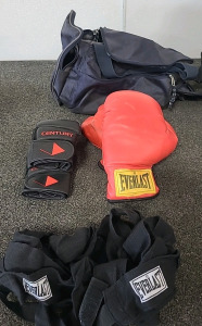 Various gym bags and gloves (9pc)