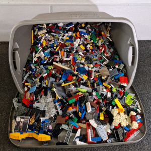 (1) CONTAINER OF ASSORTED LEGGOS