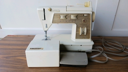 Vintage Singer Golden Touch and Sew Sewing Machine Model#750