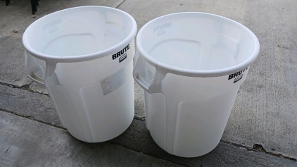 2) Rubbermaid Brute 20gal Containers with Lid