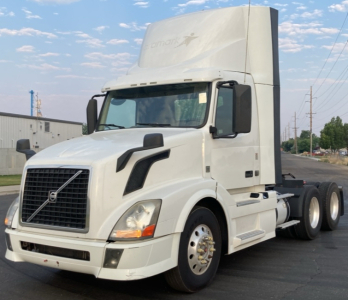 2015 VOLVO VNL - NEW BATTERIES - DIESEL!