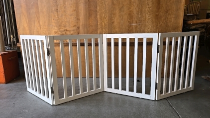 (1) Small Barrier Style White Gate