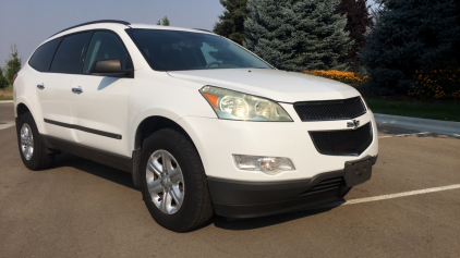 2010 CHEVY TRAVERSE - AWD - 3RD ROW SEATING!