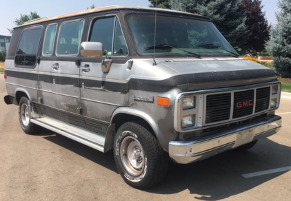 1990 GMC VANDURA 2500 - COUCH - LOTS OF STORAGE!