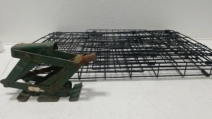 Foldable Pet Cage/Home, Old Scissor Jack