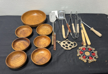 Set Of 7 Vintage wooden salad Bowls (8) Assorted BBQ Utensils