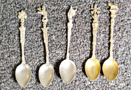 (5) 4" COLLECTABLE SPOONS, THE (3) SILVER COLORED SPOONS ARE MARKED ITALY