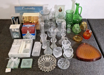 COLLECTION OF CLEAR & COLORED DECORATIVE GLASSWARE, CUT & PLAIN