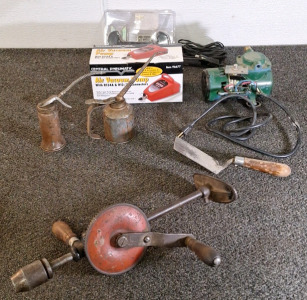 (1) VINTAGE HAND DRILL W/BRACE, (2) VINTAGE OILER CANS & MORE