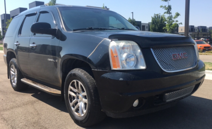 2008 GMC YUKON DENALI - 4X4 - DVD PLAYER - 3RD ROW SEATING!