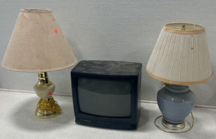 (2) Lamps (1) Signature 2000 T.V.