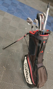 (1) Titleist Golf Clubs w/ Titleist Bag