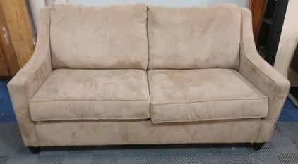 (1) Love Seat Sofa - Great Condition!