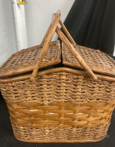 Large Picnic Basket With (4) Champagne Glasses