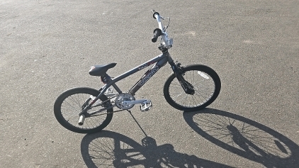 (1) Mongoose Ravage Bike