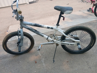 Mongoose KO freestyle bike with pegs.