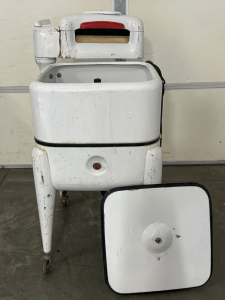 Vintage 1950s Wringer Washing Machine