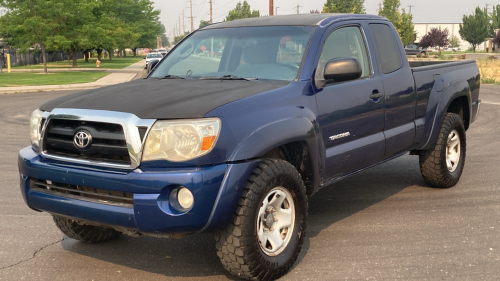 2005 TOYOTA TACOMA - 4X4!