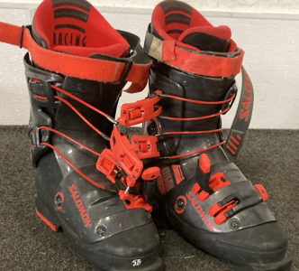 SALOMON RACING SKI BOOTS (SIZE UNSURE PLEASE INSPECT).