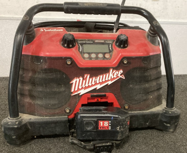 MILWAUKEE TOOL JOB SITE RADIO AM/FM/AUX 18 VOLT WITH BATTERY.