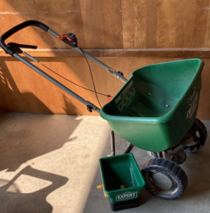 Scotts Deluxe EdgeGuard Broadcast Spreader & Expert Gardener Hand Spreader