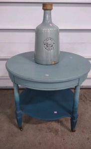 28"x 28" (Light Blue to Dark Blue) Round Little Table w/ (Light Blue) Italy&bull;Roma Decorative Vase