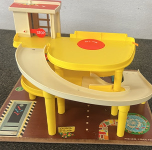 VINTAGE FISHER PRICE PLAY FAMILY ACTION GARAGE. PLEASE INSPECT.