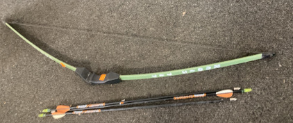 BARNETT LIL SIOUX YOUTH BOW WITH 3 ARROWS. PLEASE INSPECT.