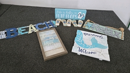 (1) Set of 6 Beach Themed Signage