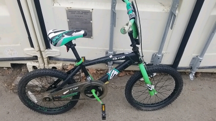 18" DYNACRAFT Surge Black/Green Bike