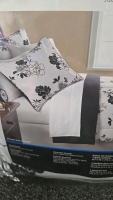 (1) Queen Size Mainstays 8-Piece Bedding Set - 6